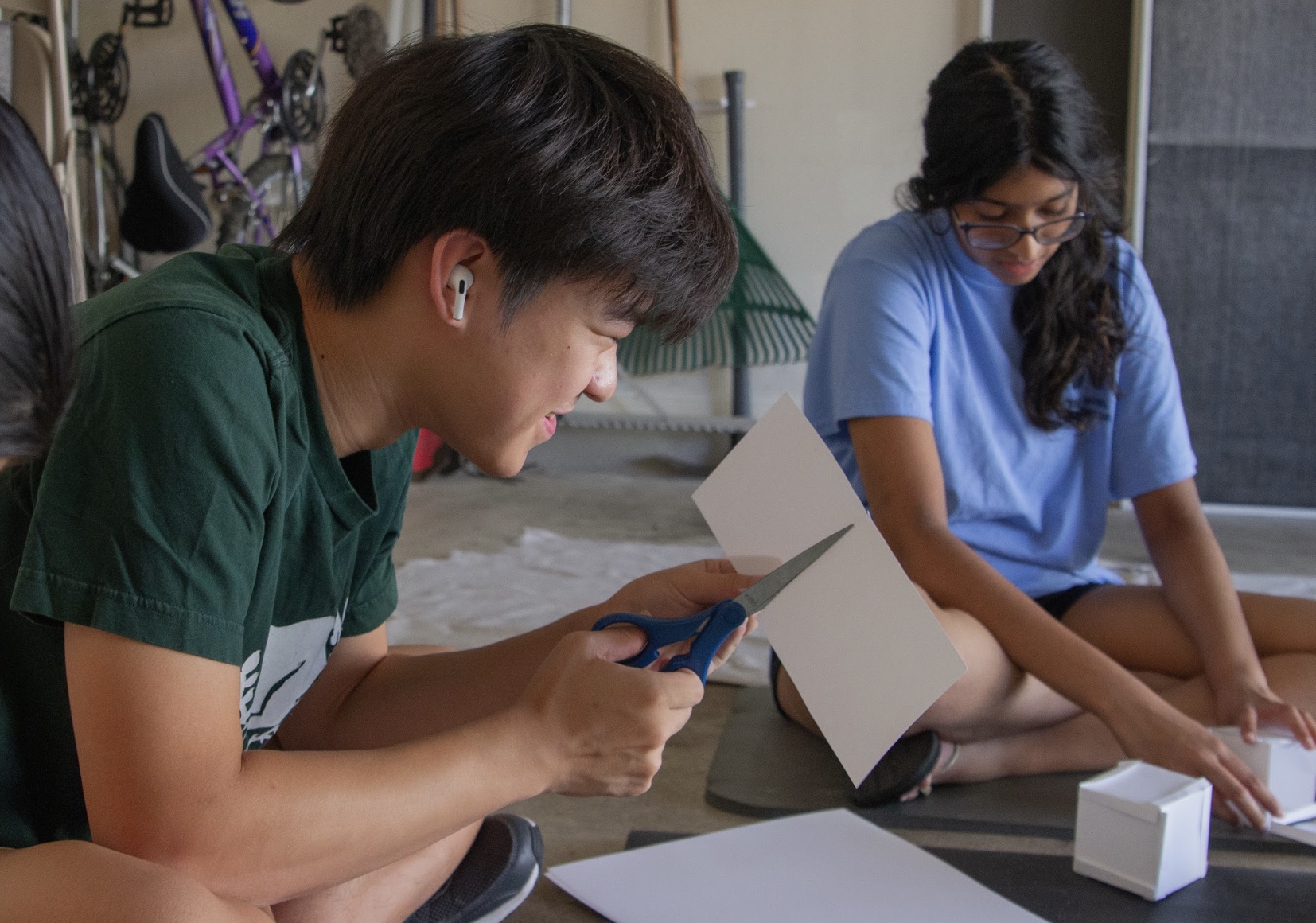 Preparing the initial construction materials StuCo Junior Class Parliamentarian Aiden Wen and President Rheya Kurian focus on perfecting all components of their float. StuCo volunteers worked hard with the goal of making their class proud in mind. 